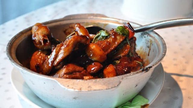 Gia vị như gừng, tỏi… tăng thêm hương vị cho phần thịt, trở thành một trong những món ăn Đài Loan được yêu thích (ảnh ST)