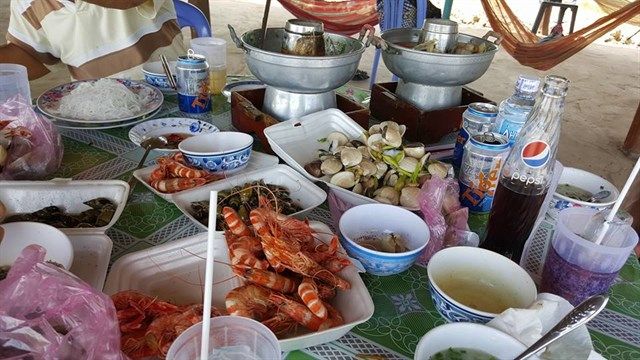 Bàn ăn hải sản phong phú (ảnh ST)