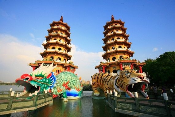 Tháp Long Hổ gần hồ sen