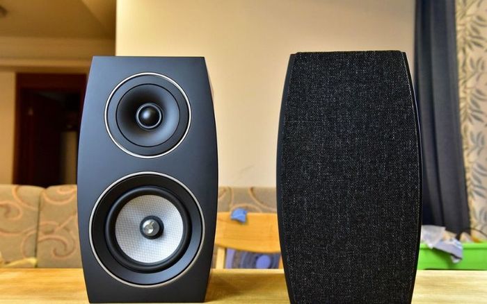 Bộ loa C93 II tích hợp một loa Tweeter cùng một loa trầm hình nón