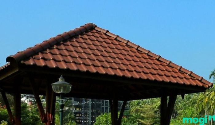 Mái ngói là lựa chọn phổ biến cho thiết kế chòi nghỉ, giúp không gian thêm phần sang trọng và bền bỉ theo thời gian.