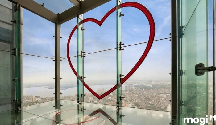 Để lên đài quan sát Landmark Sky 72, bạn chỉ cần mua vé và nhân viên sẽ hướng dẫn bạn chi tiết trong suốt quá trình tham quan.