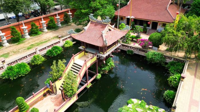 Chùa Một Cột được công nhận bởi Tổ chức Kỷ lục Châu Á là ngôi chùa có kiến trúc độc đáo nhất trong khu vực.