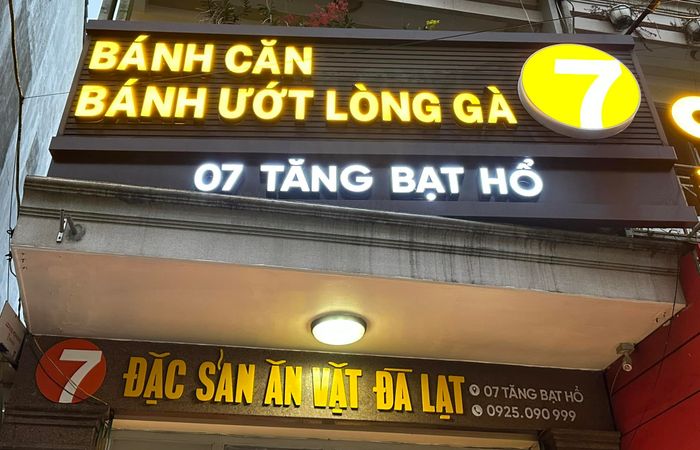 Bánh ướt lòng gà Tăng Bạt Hổ là món ăn nổi tiếng tại Đà Lạt, đặc biệt được yêu thích bởi sự kết hợp hài hòa giữa bánh ướt mềm mại và lòng gà thơm ngon. Quán này không chỉ thu hút bởi món ăn đặc sắc mà còn bởi không gian ấm cúng, thích hợp để thưởng thức cùng bạn bè và gia đình.