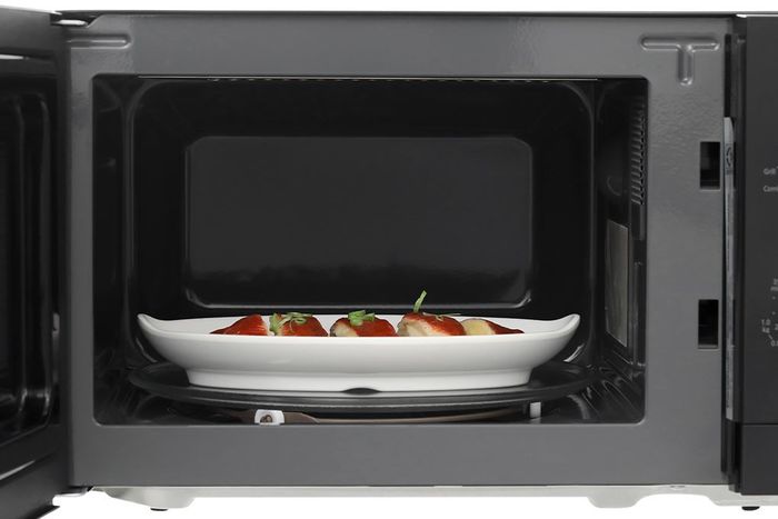 Lò vi sóng có nướng Panasonic NN-GM22QBYUE 20 lít - Dung tích, công suất, chức năng chính