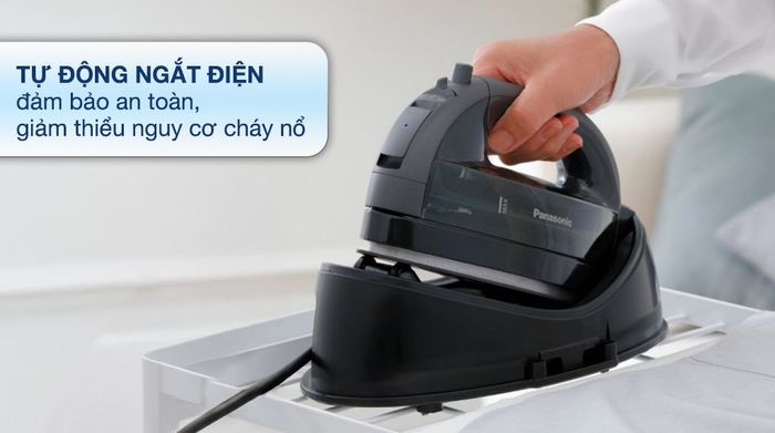 Bàn ủi hơi nước Panasonic NI-WL55KRA 2000W - Tiện ích và tính năng an toàn