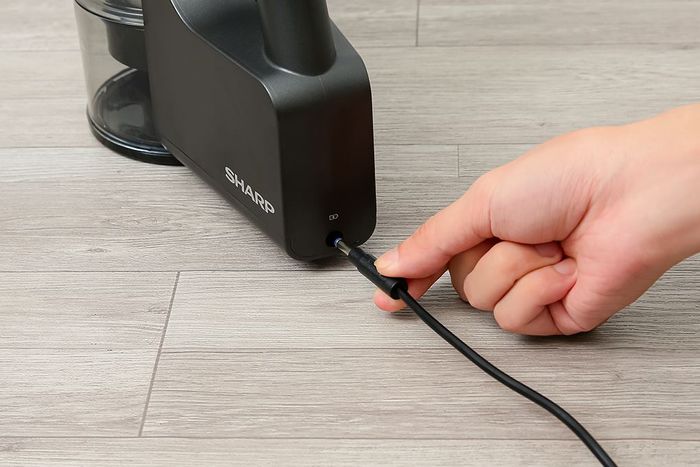Máy hút bụi không dây Sharp EC-SG94V-B - Sạc pin