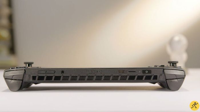 Máy chơi game cầm tay MSI Claw A1M-049VN Core Ultra 7 155H - Đa dạng cổng kết nối