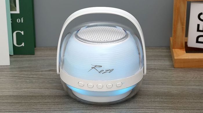 Âm thanh mạnh mẽ 8W trên loa Bluetooth Rezo K1 2 Mic giúp bữa tiệc thêm sôi động và cuốn hút