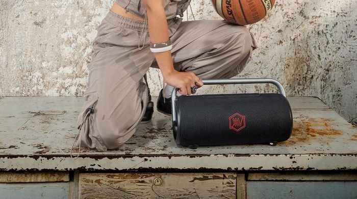 Hiệu ứng đèn RGB rực rỡ trên loa Alpha Works AW-IKON20 tạo không gian giải trí sôi động