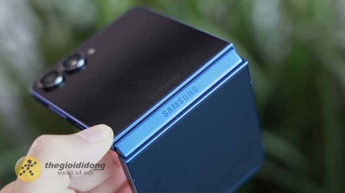 Samsung Galaxy Z Flip7 5G 12GB/256GB - Bản lề chắc chắn