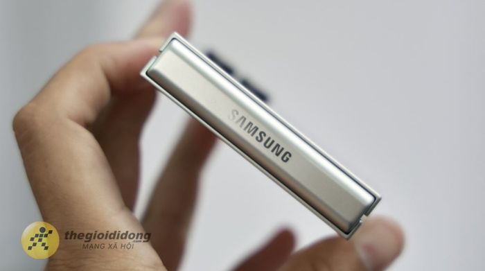 Samsung Galaxy Z Flip7 FE 5G 8GB/128GB - Bản lề cứng cáp