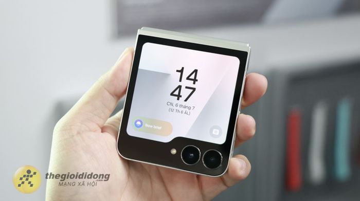 Samsung Galaxy Z Flip7 FE 5G 8GB/128GB - Màn hình phụ