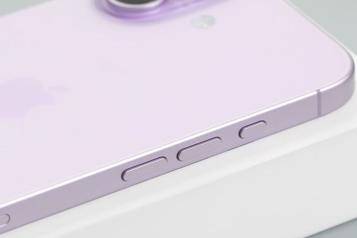 Thiết kế khung kim loại nhám và bo cong nhẹ trên iPhone 17 thường giúp cầm nắm chắc tay, dễ chịu khi sử dụng lâu