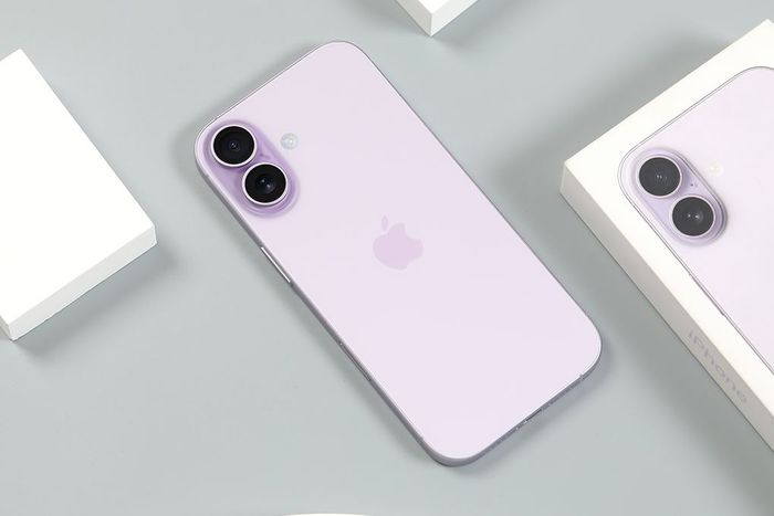 Mặt lưng kính nhám mờ chống vân tay và cụm camera kép trên iPhone 17 thường mang đến vẻ tinh tế cùng 5 màu phong cách