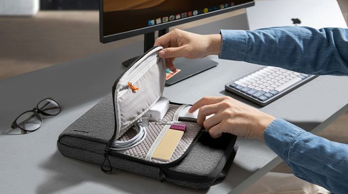 Lớp đệm chống sốc dày của túi đeo chéo Tomtoc A03 giúp bảo vệ laptop an toàn khi di chuyển