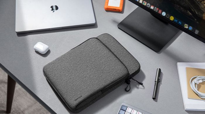 Thiết kế tinh tế của túi đeo chéo Laptop 16 inch Tomtoc A03 mang phong cách hiện đại, tối giản