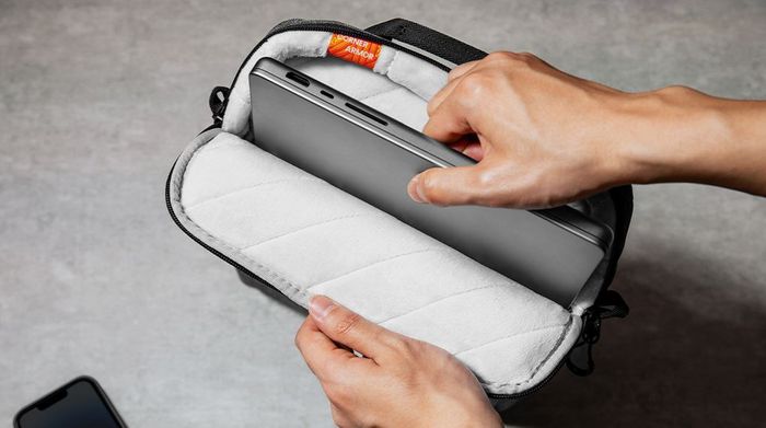 Ngăn chứa thông minh của túi đeo chéo Laptop 16 inch Tomtoc A03 giúp sắp xếp phụ kiện gọn gàng