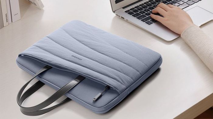 Thiết kế mỏng nhẹ và sang trọng của túi xách chống sốc CarryLite Slim S600