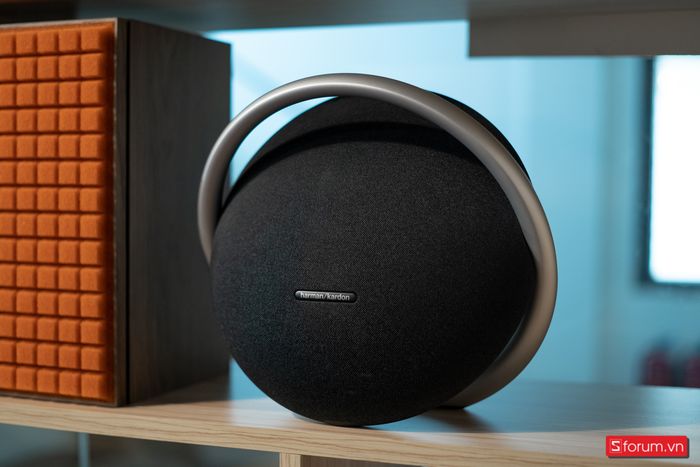 Harman Kardon Onyx Studio 8 mang thiết kế thanh lịch