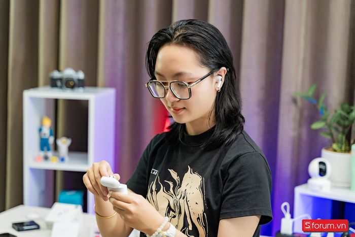 AirPods Pro 2 sở hữu thiết kế nhỏ gọn và tinh tế.
