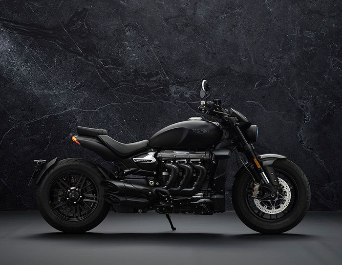 Triumph Rocket 3 R Black sẽ sớm có mặt tại Việt Nam, với giá hơn 950 triệu đồng. Thiết kế toàn bộ thân xe màu đen là điểm đặc biệt trên phiên bản giới hạn này.