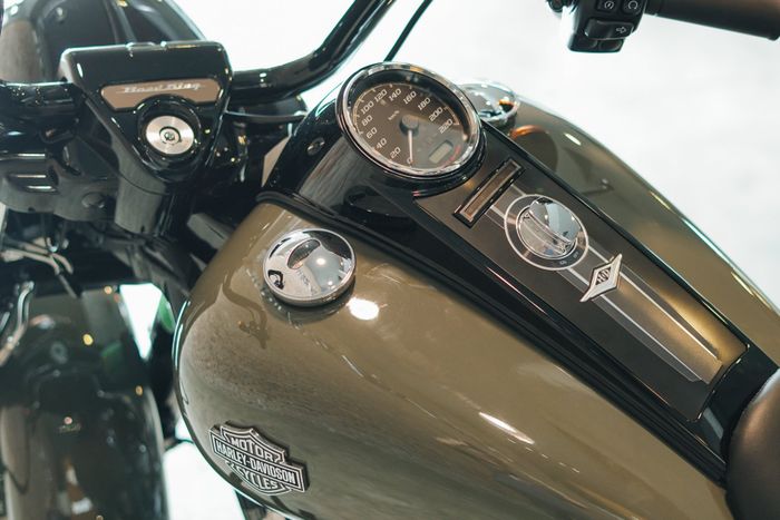 Harley-Davidson Road King Special 2021 có giá từ 965 triệu đồng Harley-Davidson đã trang bị cho chiếc Road King Special hàng loạt các công nghệ hỗ trợ người lái.