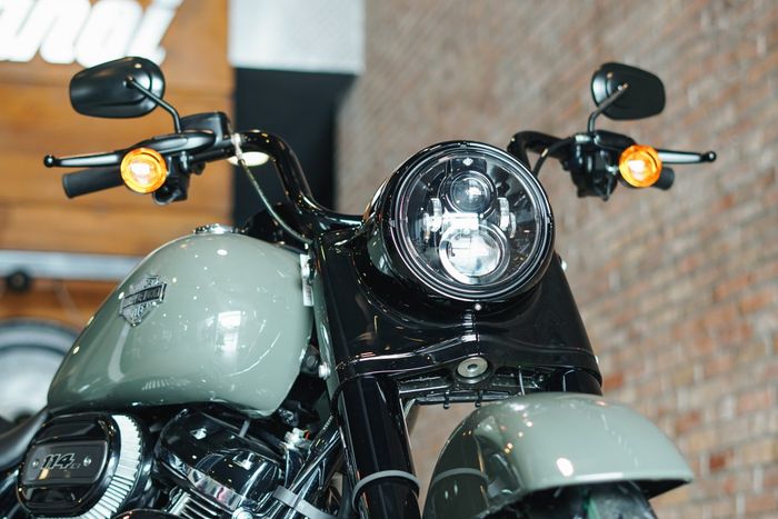 Harley-Davidson Road King Special 2021 có giá từ 965 triệu đồng Harley-Davidson Road King Special 2021 được trang bị đèn pha LED Daymaker mới.jpg