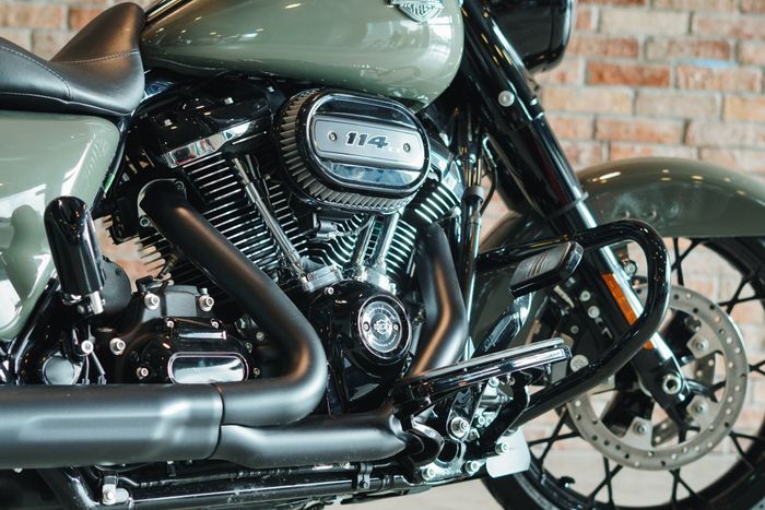 Harley-Davidson Road King Special 2021 có giá từ 965 triệu đồng Harley-Davidson Road King Special 2021 được trang bị động cơ Milkwaukee-Eight 114 với đường kính piston 102 mm, dung tích 1.868 cc..jpg