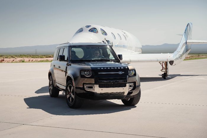 Land Rover hỗ trợ Virgin Galactic trong hành trình vào không gian đầu tiên Land Rover hỗ trợ Virgin Galactic trong hành trình vào không gian đầu tiên (2).jpg