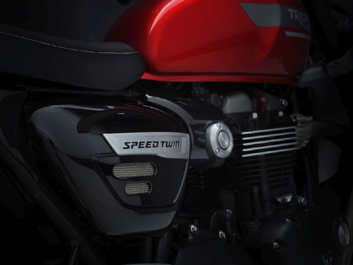 Triumph Speed Twin 2021 sẽ sớm có mặt tại Việt Nam với nhiều nâng cấp đáng chú ý. Chia sẻ cùng nền tảng động cơ với chiếc Thruxton R nhưng đã được điều chỉnh lại để đáp ứng tiêu chuẩn Euro 5.