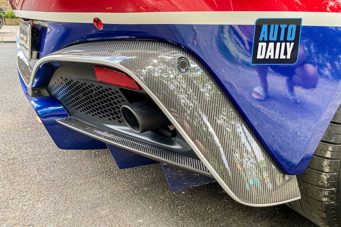 Minh Nhựa lái chiếc Aston Martin Vantage đi ngang qua đường phố bên cạnh Lamborghini Huracan độ nổi bật.