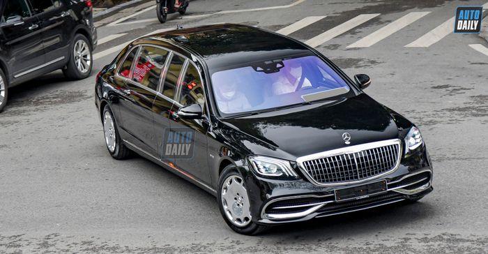 Mercedes-Maybach S650 Pullman - Siêu Sedan Sang Trọng Dài 6,5 mét Trên Đường Phố Hà Nội 1.jpg