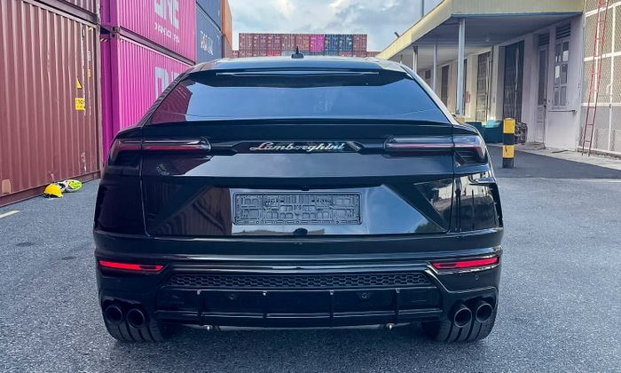 Lamborghini Urus 2022 đã đặt chân tới Việt Nam, với ngoại thất đen và nội thất đỏ, cùng bộ mâm 23 inch.