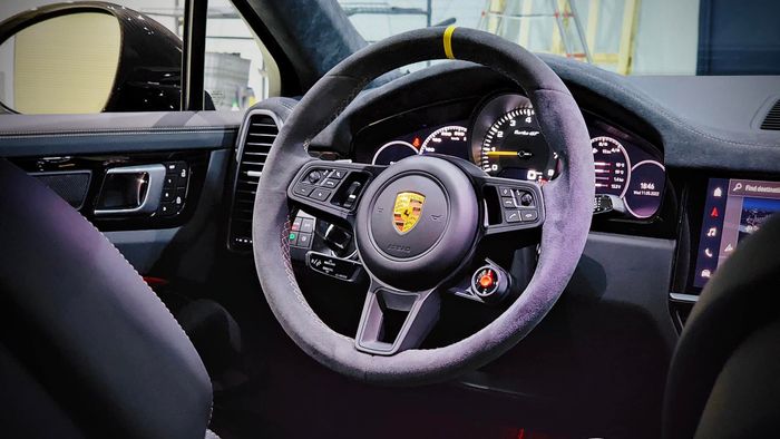 Một đại gia ở Nam Định đã mua chiếc Porsche Cayenne Turbo GT với giá hơn 12 tỷ đồng.