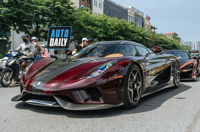 Koenigsegg Regera trị giá 200 tỷ đồng lưu diễu hành khắp Hà Nội