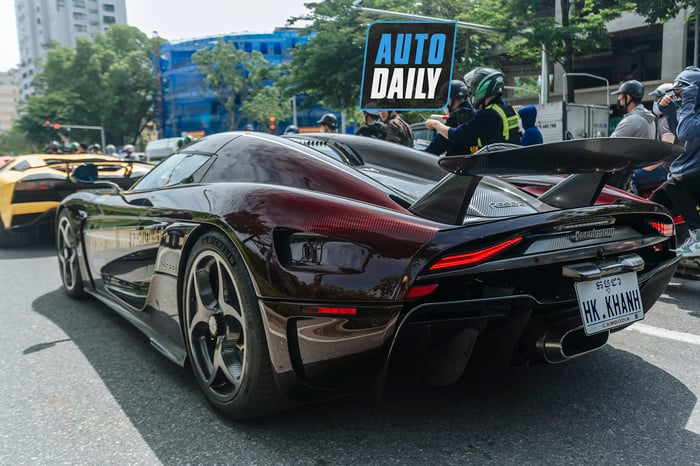 Koenigsegg Regera trị giá 200 tỷ đồng lưu diễu hành khắp Hà Nội