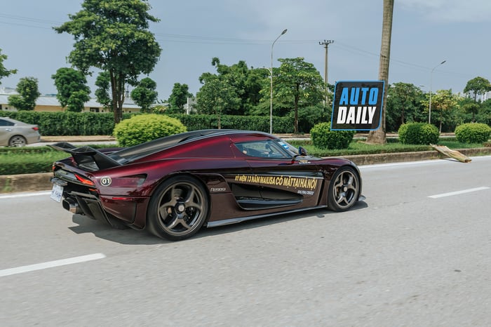 Koenigsegg Regera 200 tỷ đồng lưu diễu hành qua các con đường của Hà Nội