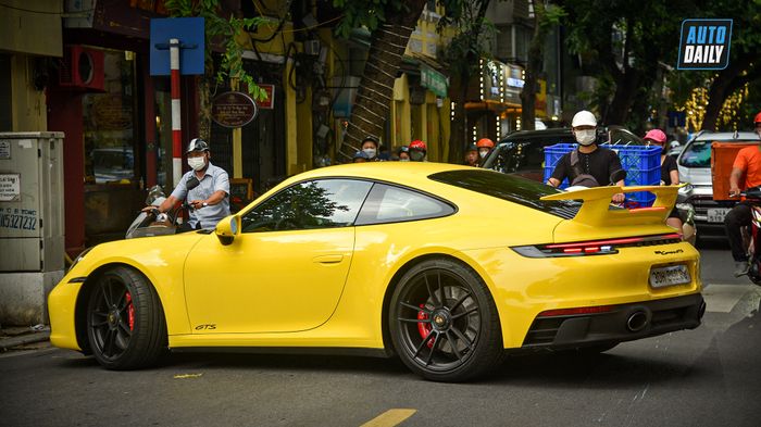 Thưởng thức chiếc Porsche 911 Carrera GTS 2022 đẹp mắt với biển số đẹp tại Hà Nội 15.jpg