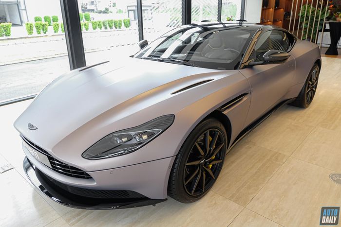 Khám phá chi tiết của Aston Martin DB11 V8 Coupe nâng cấp, được bán với giá hơn 19 tỷ đồng tại Việt Nam.