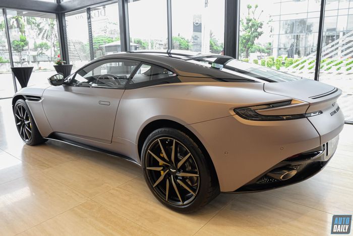 Khám phá chi tiết của Aston Martin DB11 V8 Coupe nâng cấp, với giá bán hơn 19 tỷ đồng tại Việt Nam.