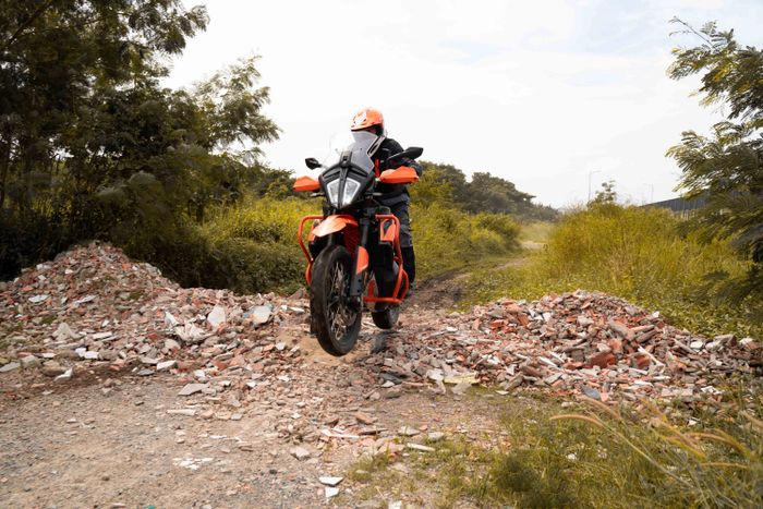 Chuẩn bị cho sự kiện KTM Riders Academy sắp diễn ra tại Việt Nam Huấn luyện viên Văn Anh hướng dẫn lái xe Adventure 3.jpg