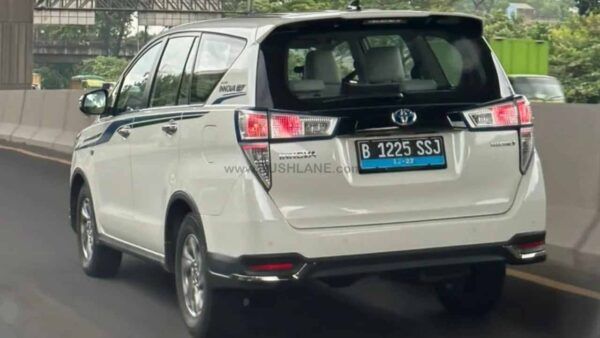 Toyota Innova điện lần đầu xuất hiện trên đường phố