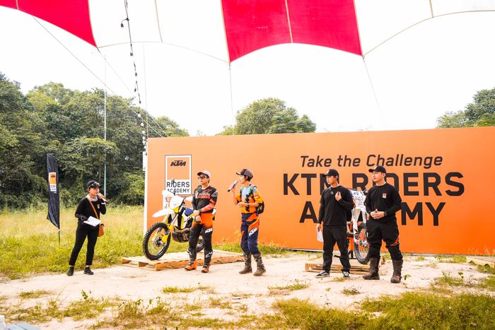 Biker Việt tận hưởng khóa huấn luyện sôi nổi KTM Riders Academy Đại diện KTM Asia phát biểu 1.jpg