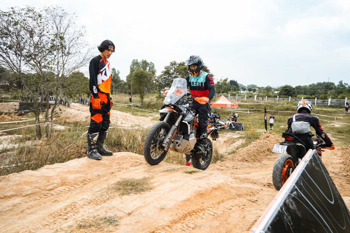 Biker Việt hết mình trong chương trình huấn luyện KTM Riders Academy HLV Nguyễn Minh Tú hướng dẫn học viên 1.jpg