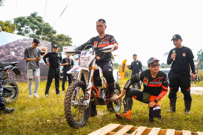 Biker Việt tận hưởng khóa huấn luyện sôi nổi KTM Riders Academy HLV hướng dẫn kỹ năng lái xe Enduro 1.jpg