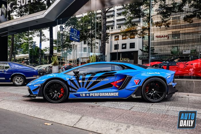 Chiếc Lamborghini Aventador độ Liberty Walk độc nhất tại Việt Nam đã được trả về với màu sơn nguyên bản.