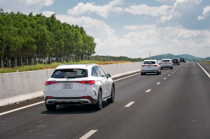 Đưa xe sang Mercedes-Benz GLC 2023 thách thức 'đất sa mạc Sahara' tại Việt Nam Mercedes-Benz GLC thế hệ mới 12.jpg