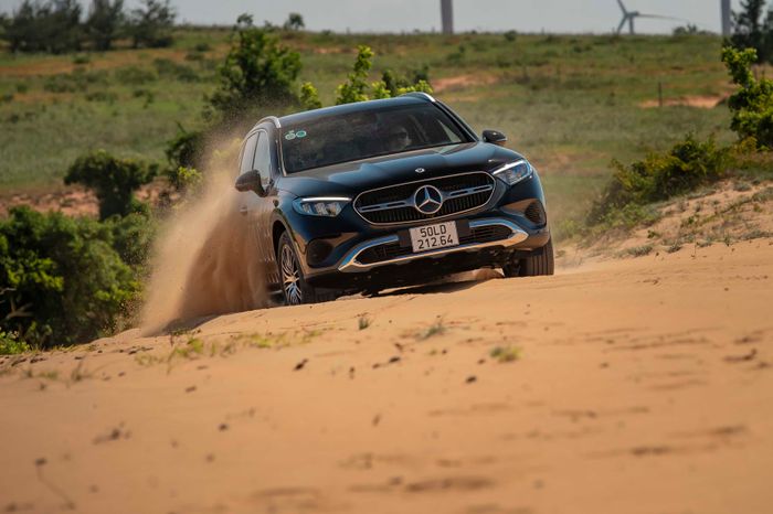 Đưa xe sang Mercedes-Benz GLC 2023 thách thức 'đất sa mạc Sahara' tại Việt Nam Mercedes-Benz GLC thế hệ mới 16.jpg