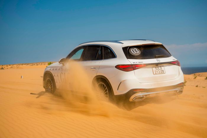 Đưa xe sang Mercedes-Benz GLC 2023 thách thức 'đất sa mạc Sahara' tại Việt Nam Mercedes-Benz GLC thế hệ mới 22.jpg